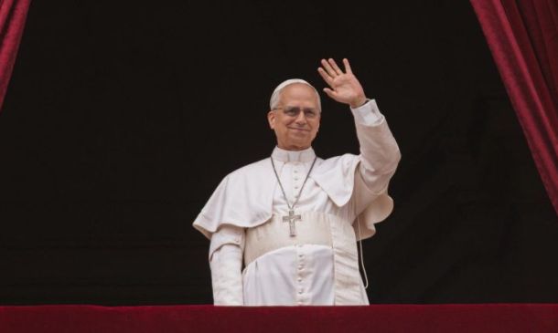 El papa León XIV preside su primer rezo desde la plaza de San Pedro