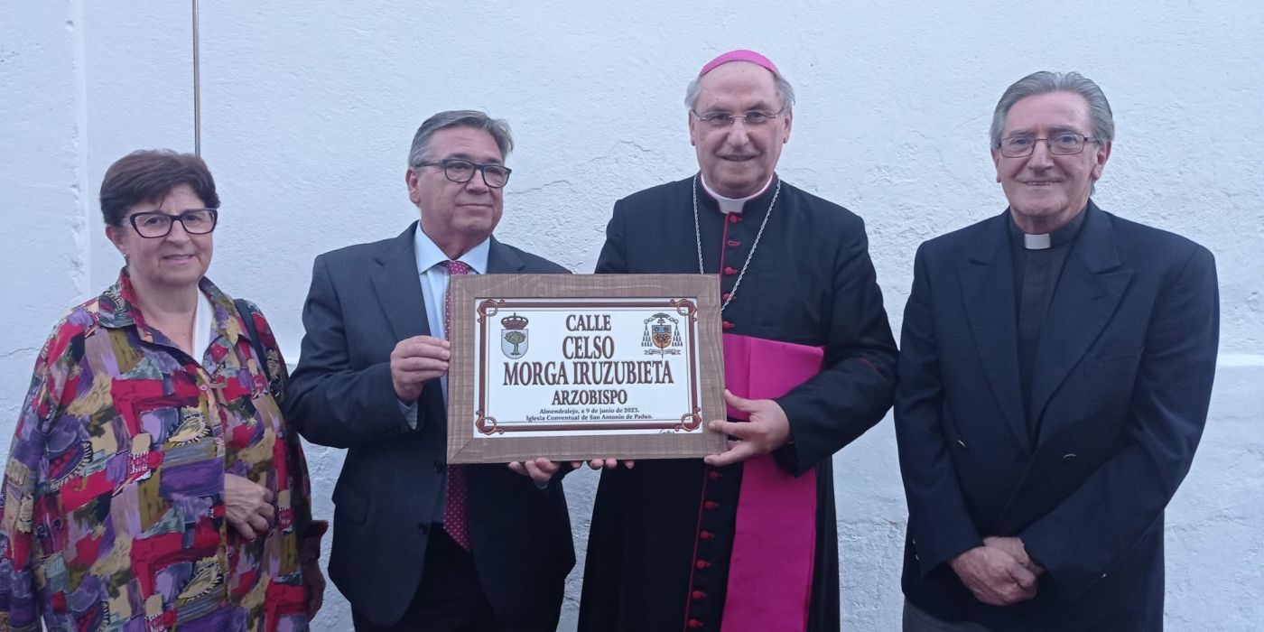 El arzobispo Celso Morga inaugura una calle con su nombre en Almendralejo