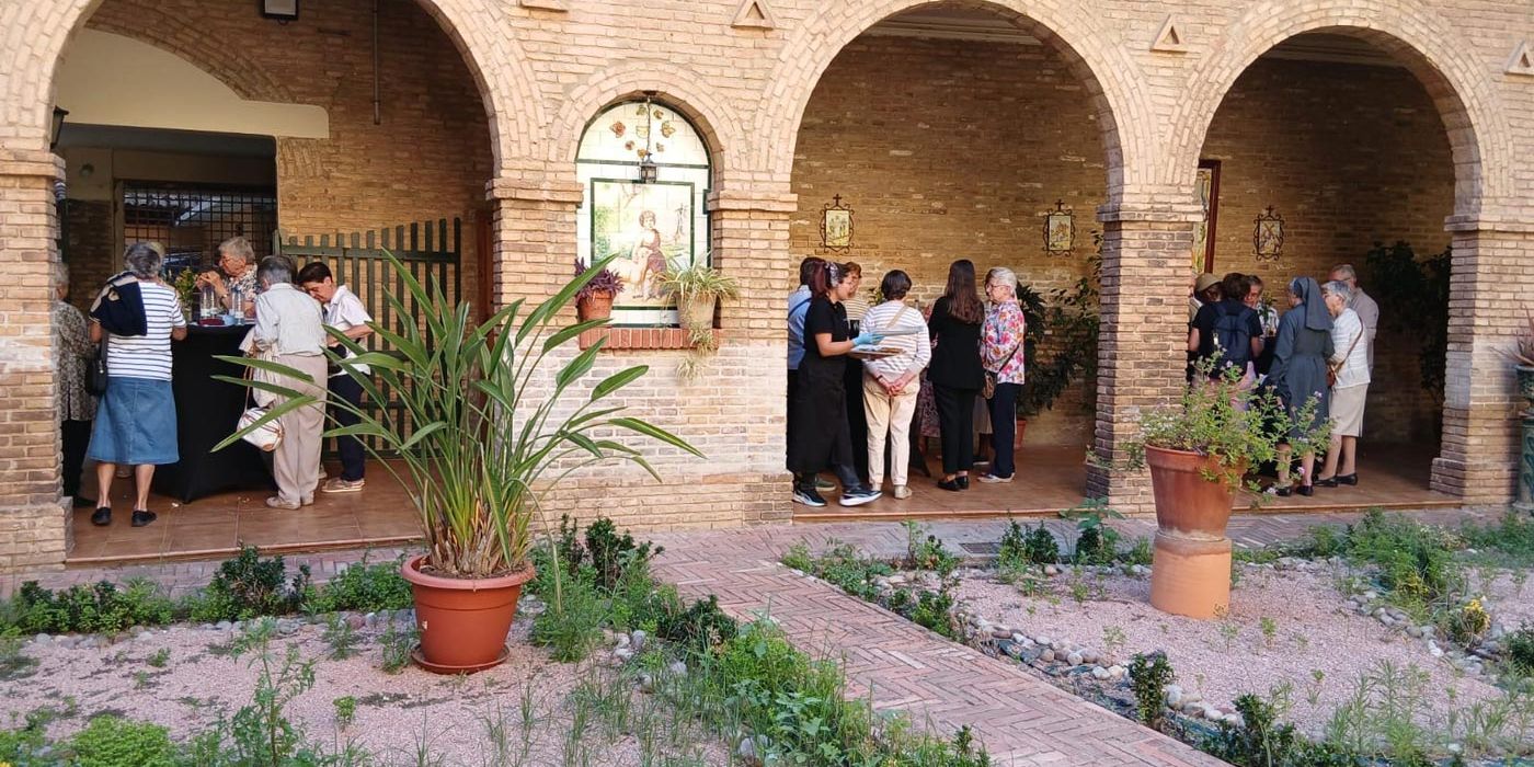 Unos 60 religiosos y religiosas participan en una vigilia de Pentecostés en Valencia